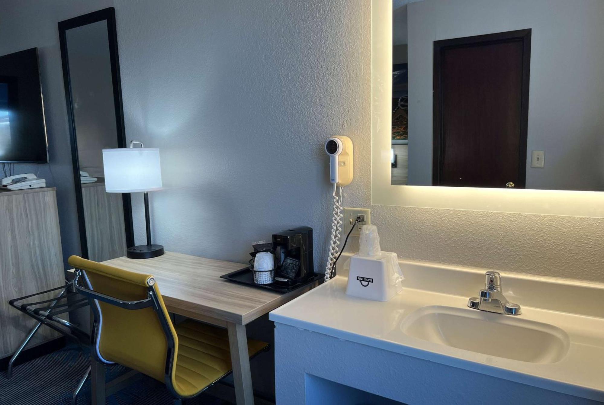 Days Inn By Wyndham Jamestown Dış mekan fotoğraf